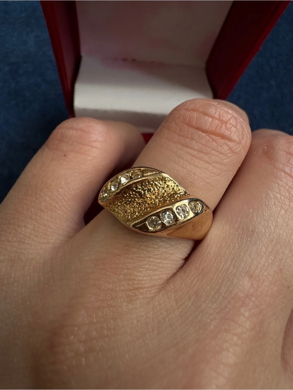 Stunning Gold tone textured ring size 5